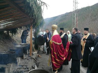 Край Забърдо раздават курбан за безаварийно пътуване